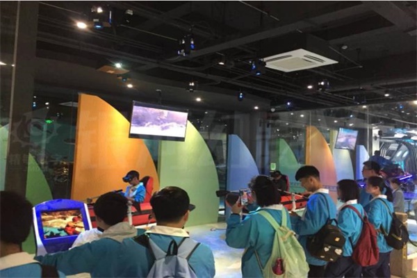 學生在體驗vr產(chǎn)品