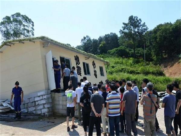 人們排隊等候體驗地震體驗館 人們排隊等候體驗地震體驗館