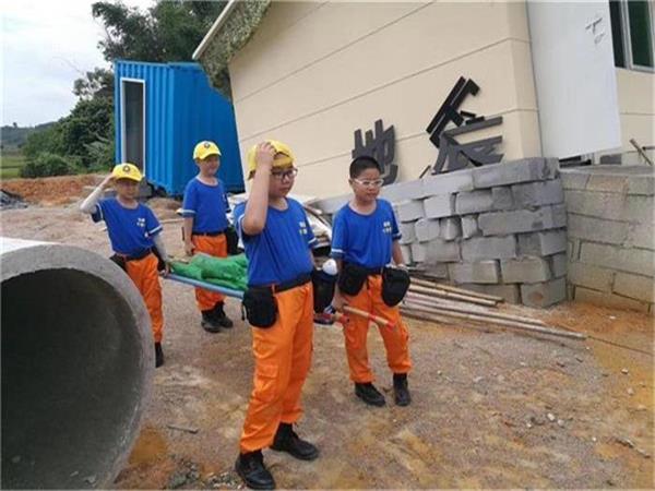 小學生正在等待體驗地震館 小學生正在等待體驗地震館