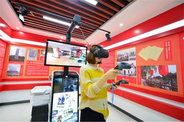 美女正在體驗(yàn)黨建體驗(yàn)館設(shè)備 美女正在體驗(yàn)黨建體驗(yàn)館設(shè)備