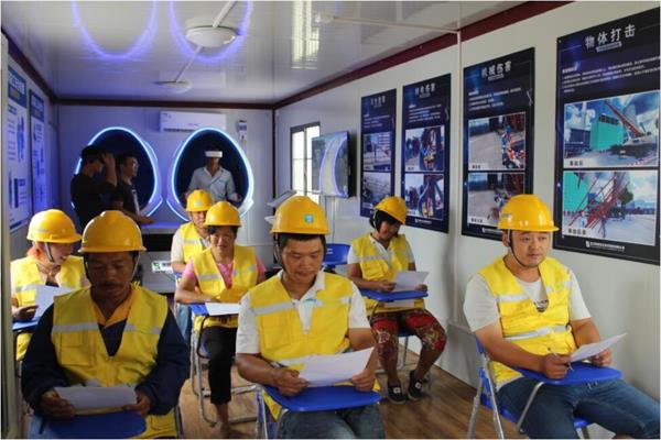 工人正在認(rèn)真聽(tīng)取工地生產(chǎn)安全培訓(xùn)指南 工人正在認(rèn)真聽(tīng)取工地生產(chǎn)安全培訓(xùn)指南