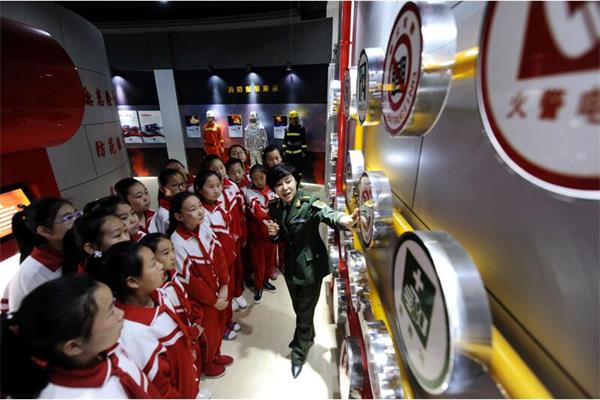 學(xué)生正在認(rèn)真聽(tīng)講和體驗(yàn)消防安全知識(shí) 學(xué)生正在認(rèn)真聽(tīng)講和體驗(yàn)消防安全知識(shí)