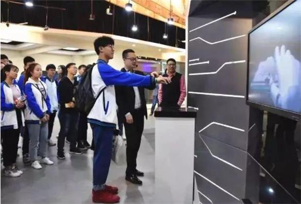 學生正在體驗館體驗vr設備 學生正在體驗館體驗vr設備