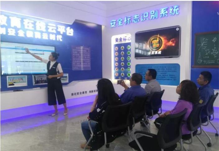 企業(yè)員工正在通過云端觀看安全教育視頻 企業(yè)員工正在通過云端觀看安全教育視頻