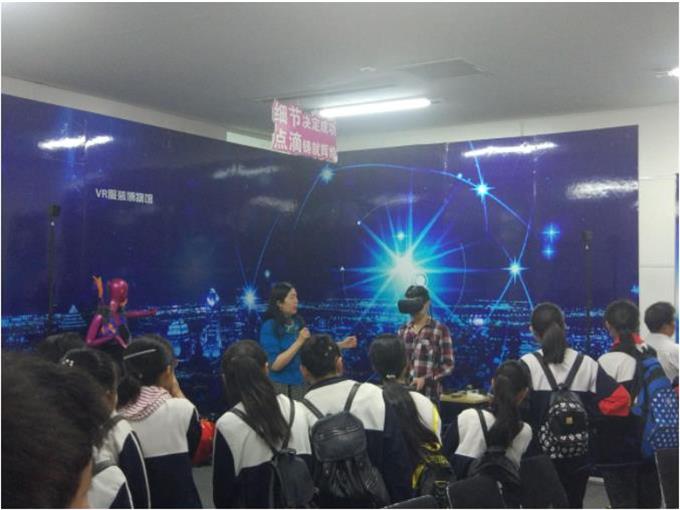 學生正在認真聽講vr安全教育體驗課 學生正在認真聽講vr安全教育體驗課