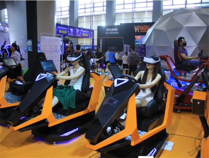 美女們正在體驗刺激好玩的vr賽車 美女們正在體驗刺激好玩的vr賽車