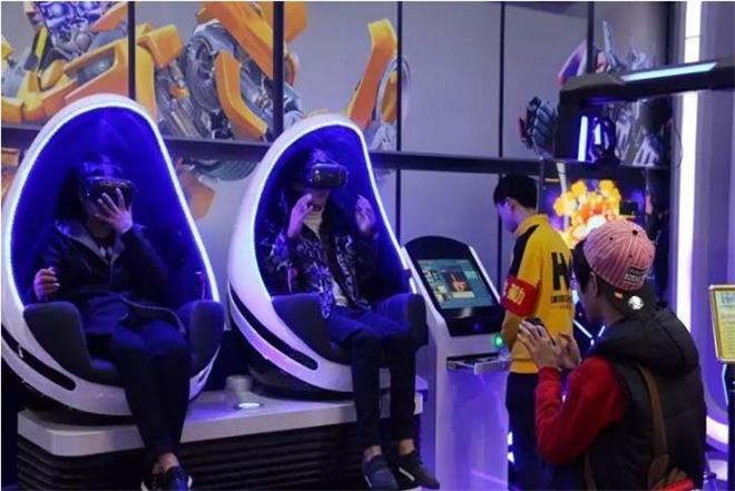 兩美女正在體驗(yàn)vr蛋椅 兩美女正在體驗(yàn)vr蛋椅