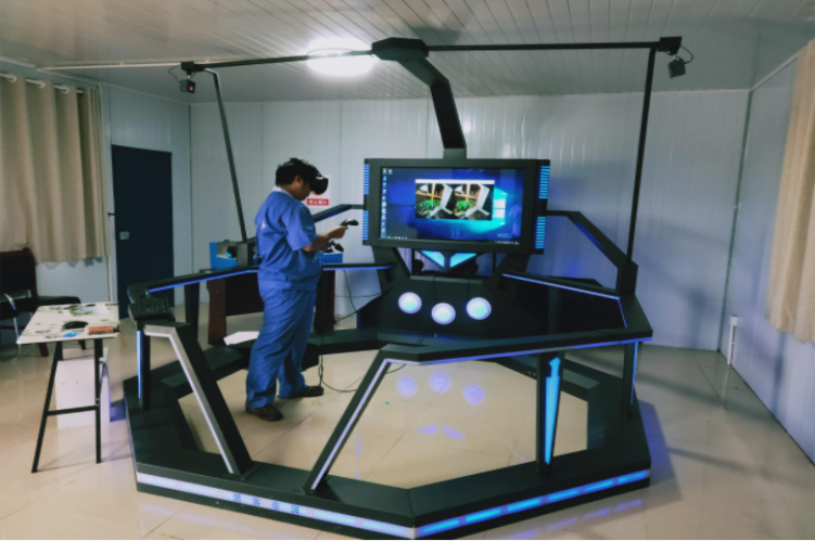 工人正在體驗模擬高空作業