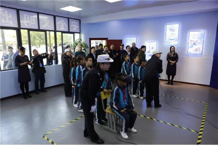 學生正在體驗vr安全教育