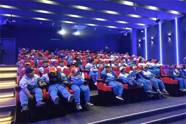 想體驗移動的影院嗎?弧幕軌道影院幫你實現