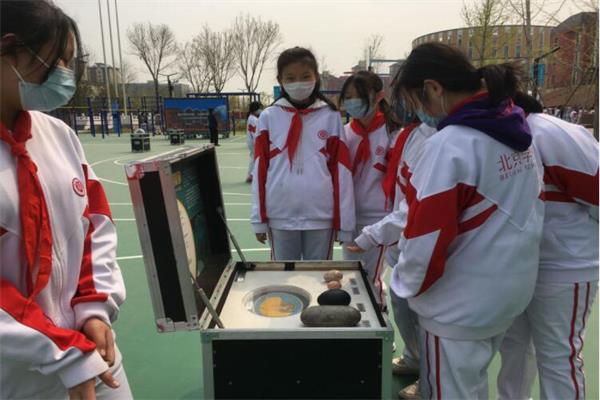 同學們在好奇研究科普知知識