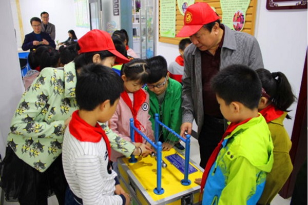 學(xué)生正在學(xué)習(xí)新奇的科技知識