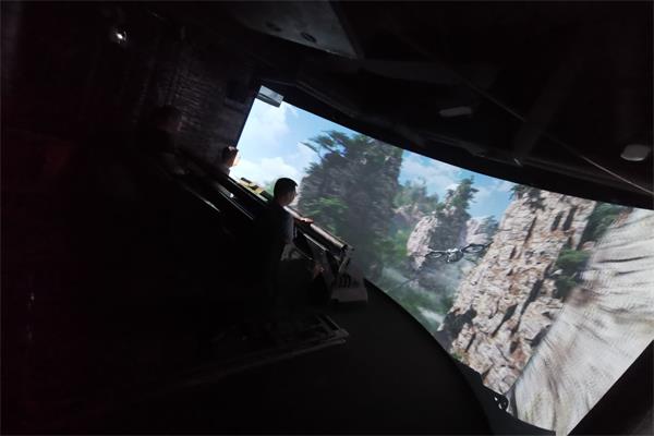 環(huán)幕包圍,動感十足