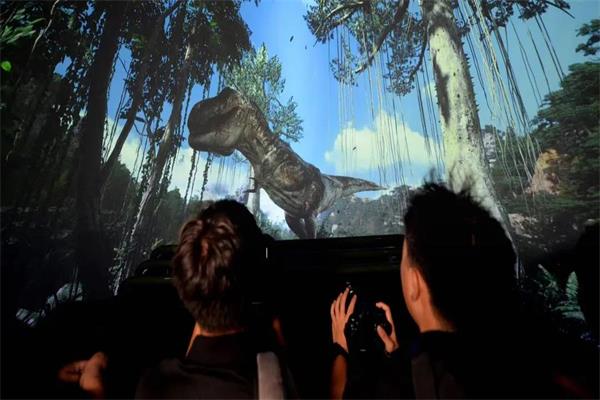 飛船卡在叢林,大家探頭近距離觀望恐龍