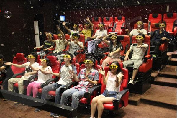 5D影院在觀影過程中模擬下雨下雪的情境 5D影院觀影中模擬下雨下雪的情境