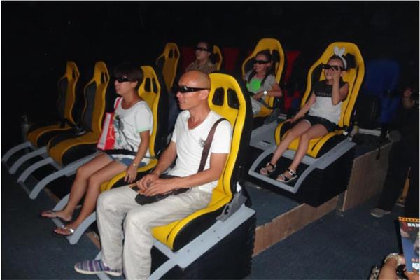 人們在體驗(yàn)5D影院 人們在體驗(yàn)5D影院