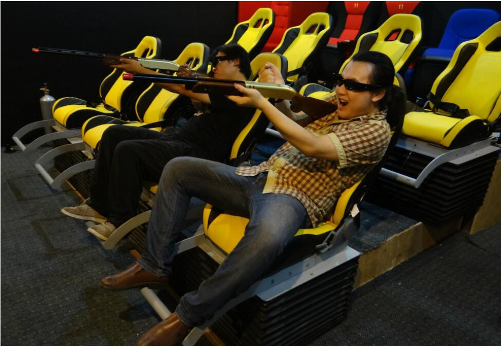 兩人興奮體驗5D影院帶來的快樂 兩人興奮體驗5D影院帶來的快樂