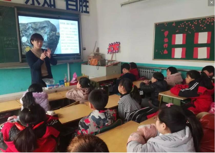 老師在跟學生講解科普宣傳