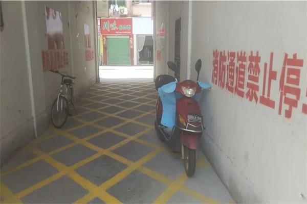 亂停放的車(chē)占用消防通道 亂停放的車(chē)占用消防通道