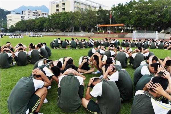 學生進行地震逃生演練 學生進行地震逃生演練