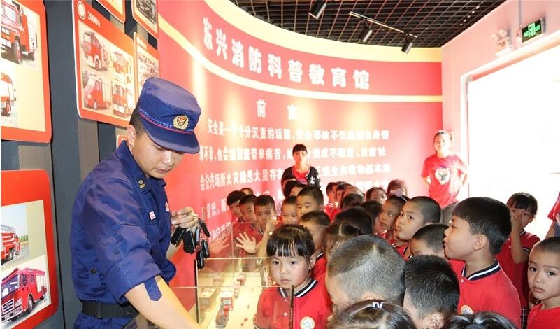 學生在消防科普館認真學習消防知識