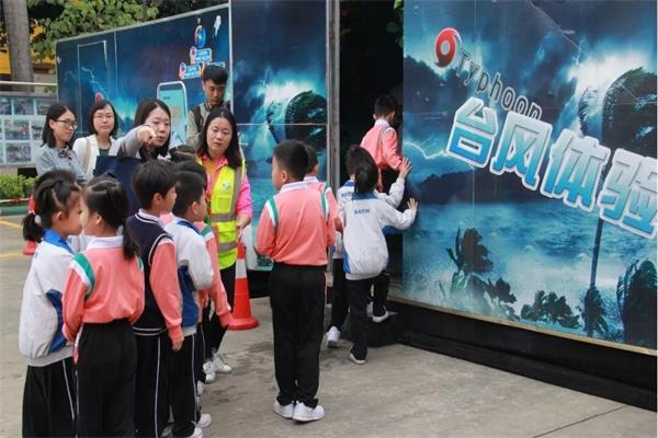 學生正在排隊體驗臺風體驗館 學生正在排隊體驗臺風體驗館