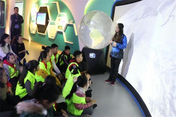 老師正在教導學生科普知識 老師正在教導學生科普知識