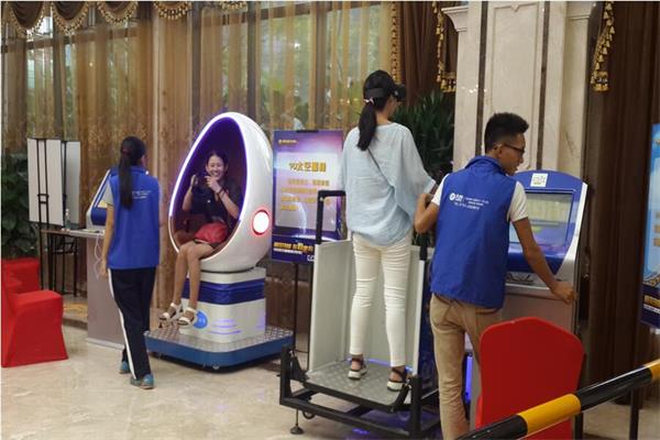 客人正在體驗體驗館設備