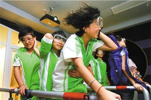 學生正在體驗臺風體驗館 學生正在體驗臺風體驗館